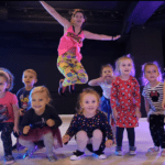 Kreatywność w ruchu - dlaczego warto inwestować w zajęcia taneczne Jazzy dla dzieci?